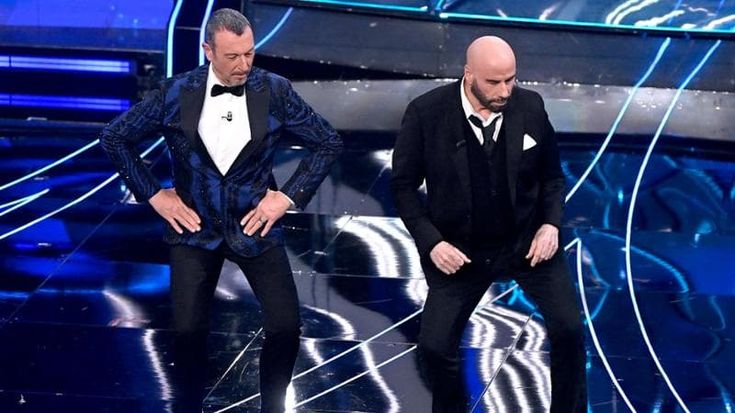 John Travolta a Sanremo fa ‘Il ballo del qua qua’, Fiorello: “La sua carriera finisce qui”