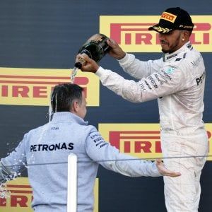 F1, Mercedes smentisce sabotaggio Hamilton: ''Lewis e Rosberg sullo stesso livello''