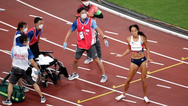 Eptathlon, la britannica Johnson-Thompson si infortuna ma taglia il traguardo zoppicando 