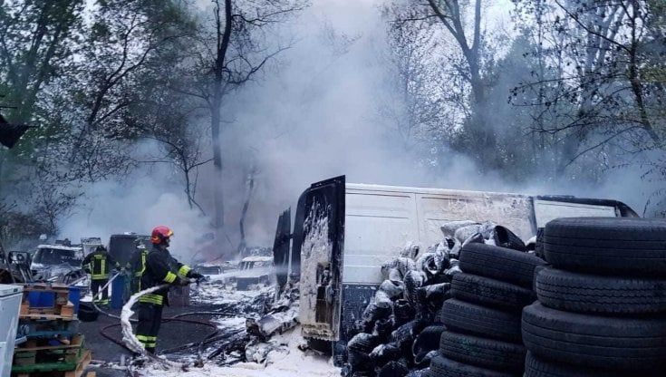 Incendio in via Barberina, ora si contano i danni anche per l'ambiente