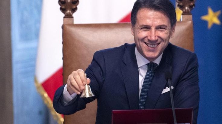 Conte, Calenda e gli altri: le relazioni pericolose tra politici e libreria