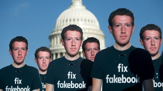 "Comportatevi bene e non c'è niente di male a staccare ogni tanto dai social", così Facebook educa i teenager