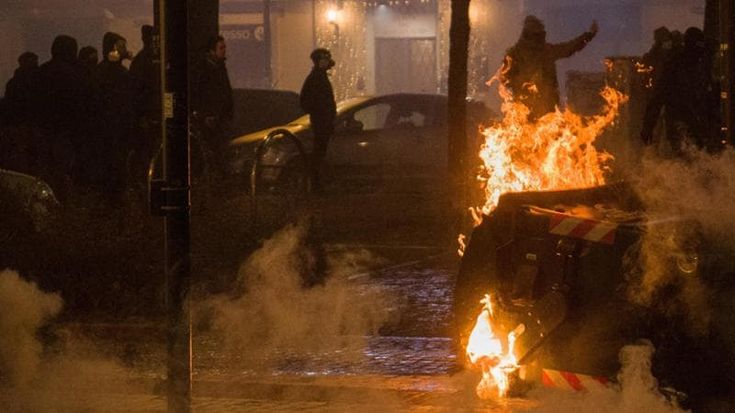 Devastazione e violenze al corteo per Askatasuna, martellate a un poliziotto