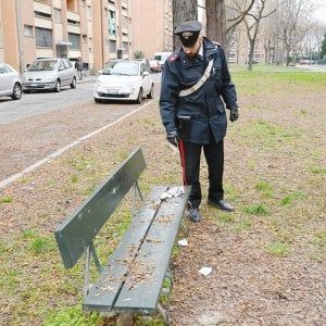 Giallo a Torino: abbandonano un cadavere sulla panchina e scompaiono  