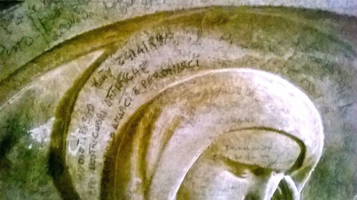 Graffiti e preghiere sulle antiche statue