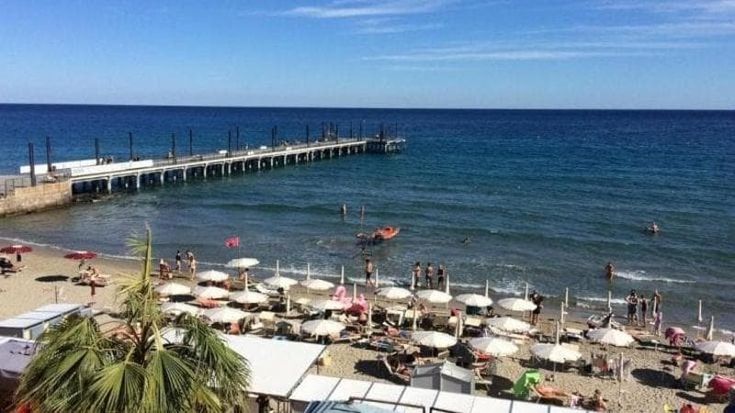 Liguria irraggiungibile dal Piemonte, il sindaco di Alassio: “C’è chi trascorre le notti in spiaggia per evitare le maxi-code della domenica sera”