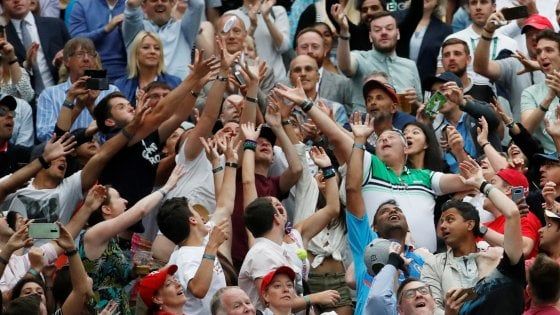 Tennis, l'altra faccia di Wimbledon: il rito sacro della fila
