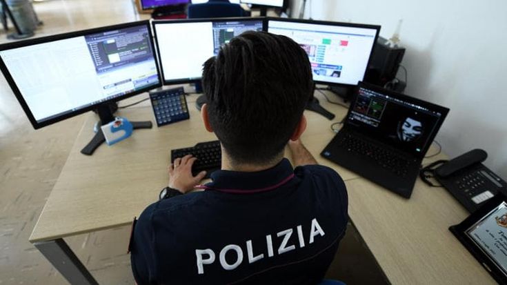 L’Aquila, intero condominio spiato con le webcam: denunciato il proprietario