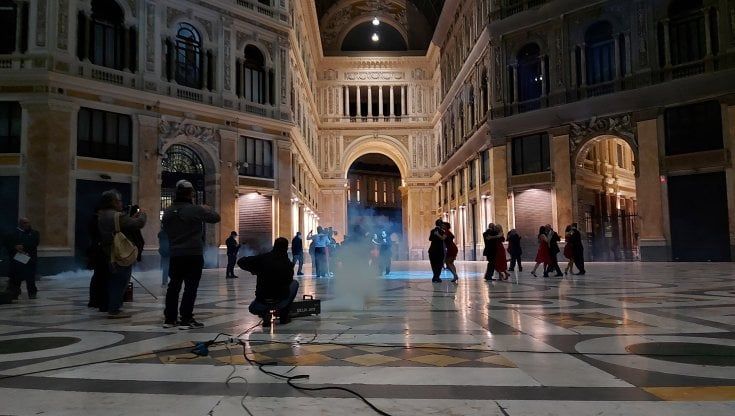 Napoli, ciak notturni per il film di Trudie Styler: tango in Galleria Umberto