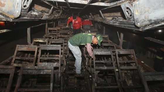 Pakistan, autobus si scontra con camion cisterna pieno di benzina e prende fuoco: oltre 50 morti