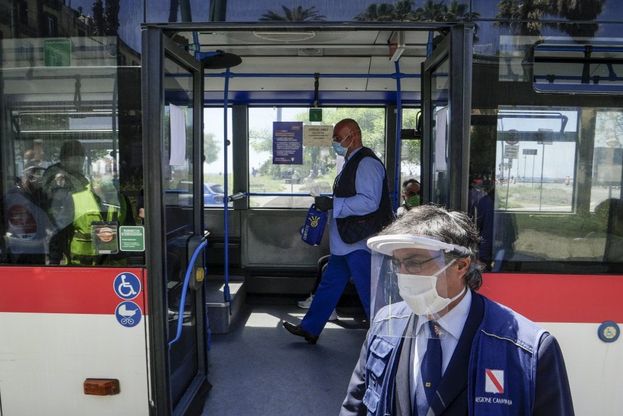 Napoli, controlli sui bus e mascherine