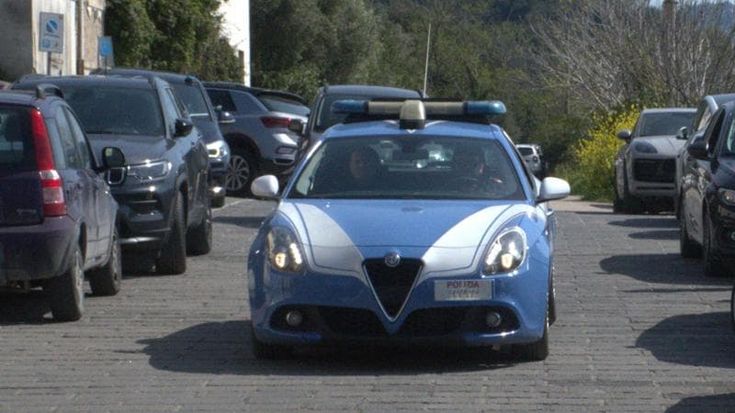 Maddaloni, mezzi in fiamme nel piazzale aziendale: la Polizia individua responsabile
