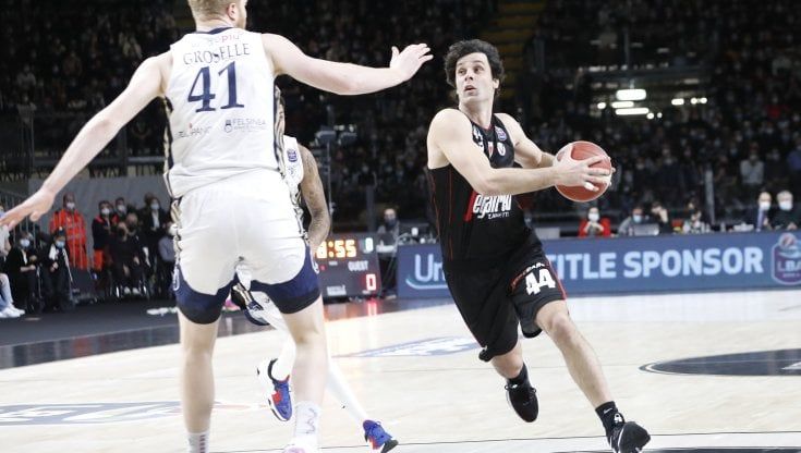 Derby Virtus-Fortitudo, il pagellone: sfida di grande intensità. Martino sconfitto ma più bravo di Scariolo