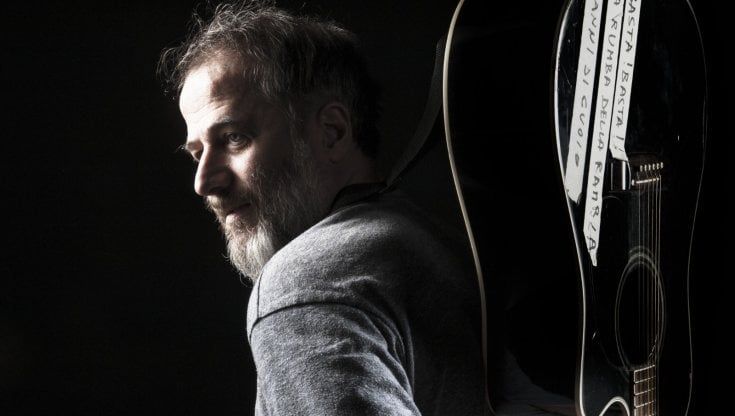 Federico Aicardi, il farmacista cantautore: “Sono il Mitico Villa della chitarra e le canto ai fuorisede”