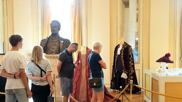La mostra dell’archivio della Scala, visitatori stregati da costumi e bozzetti che hanno fatto la storia