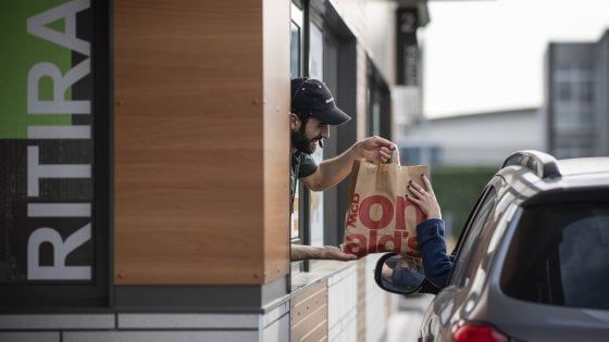 McDrive, nel 2020 servite 34 milioni di auto: quasi la metà delle ordinazioni totali di McDonald’s