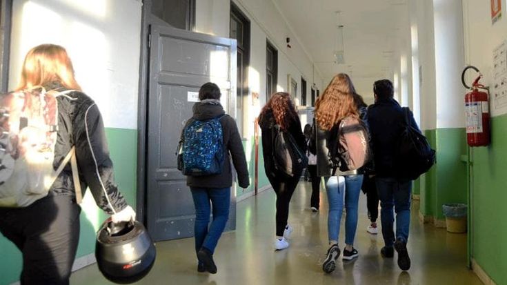 La scure della denatalità sulle scuole superiori della Lombardia: persi 7mila studenti in un anno