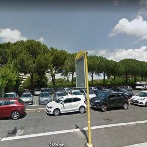 Roma, via di Val Cannuta, muore per strada, forse un malore