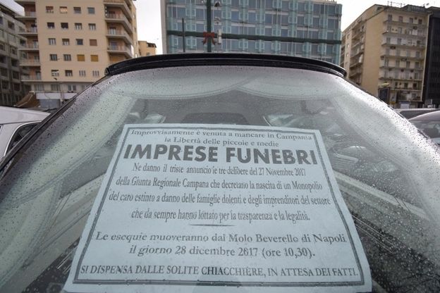 Un corteo funebre con 70 carri al porto di Napoli: protesta contro la Regione