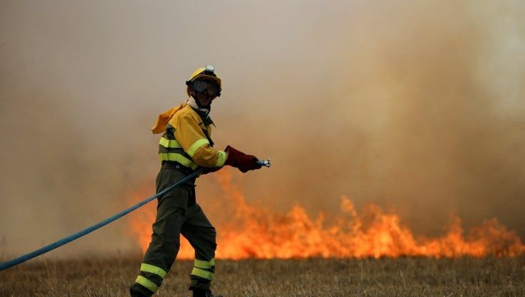 Ancora incendi in Toscana, a Saturnia case evacuate