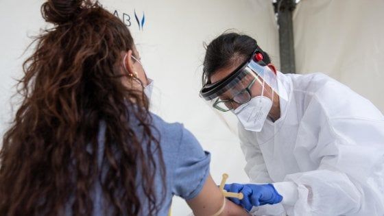 Coronavirus, il 44% dei positivi individuato grazie agli screening. Il 30% senza sintomi