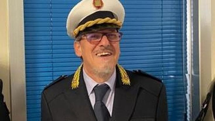 Passa con il rosso e dà un pugno al vigile, condannato: “Ero nervoso, lavoravo nel giorno libero”