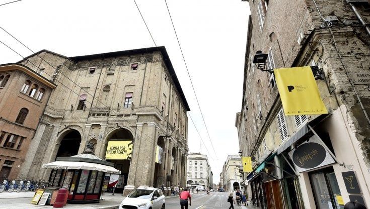 Parma, in vendita la storica edicola davanti al municipio
