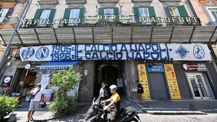 Cento anni di Napoli, il tifo organizzato riempie la città di striscioni per la “sua” festa