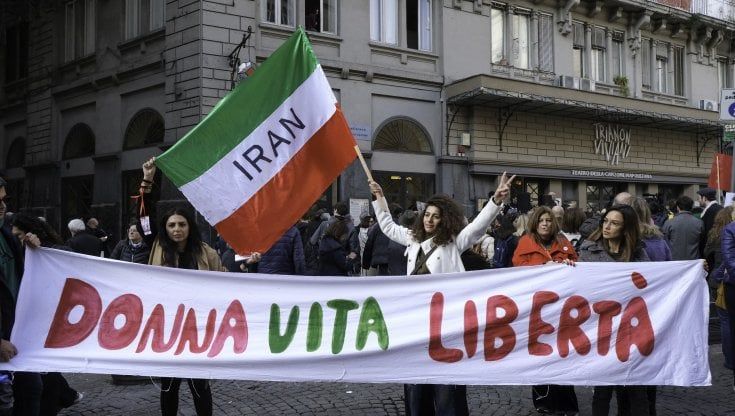 L'urlo di Napoli: stop alle violenze in Iran. E intellettuali e artisti cantano "Bella ciao"