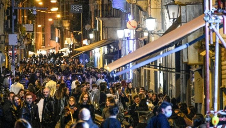 Napoli, giro di vite sulla movida: sindaco firma due ordinanze per zona Baretti e Cisterna dell’Olio