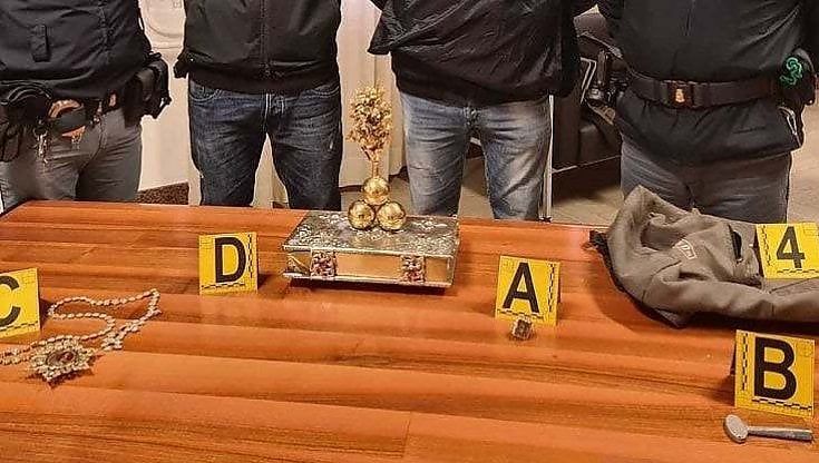 Bari, il tesoro di San Nicola torna in basilica dopo il furto e il ritrovamento: cerimonia e preghiera davanti alla statua