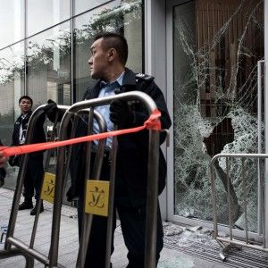 Hong Kong, manifestanti cercano di entrare in Parlamento