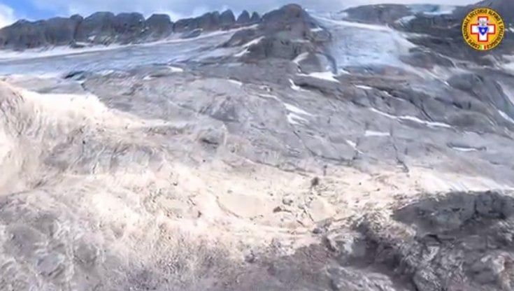 Ordinanze, bollettini e bandiere rosse come al mare: la corsa per rendere più sicure le escursioni in vetta dopo il caso Marmolada