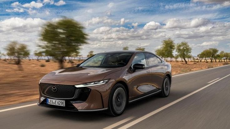 Mazda 6e, la berlina elettrica controcorrente. La prova in Andalusia