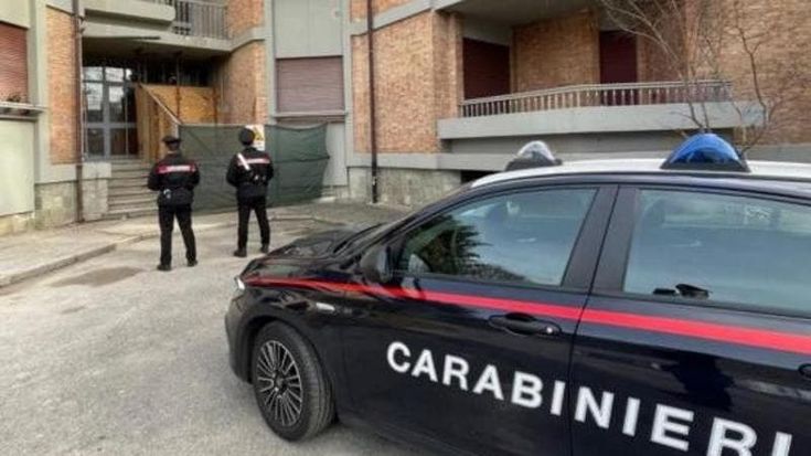 Spinge il collega dalle scale a processo per omicidio