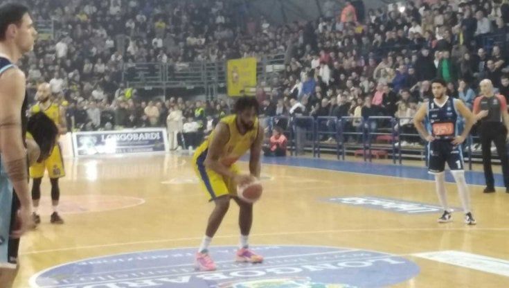 Basket: Milano espugna Bologna. Dietro resiste solo Tortona, Scafati travolge Napoli
