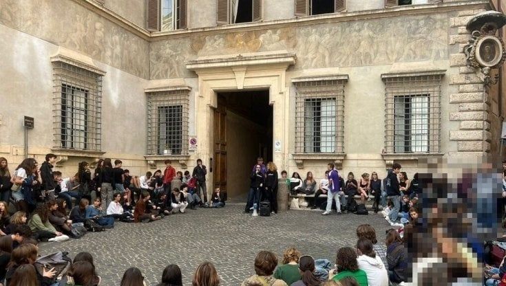 L’assemblea in piazza degli studenti indignati: “L’Italia finge di non capire”