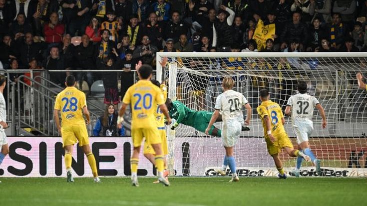 I rosanero giocano bene ma non vincono: pari amaro a Frosinone