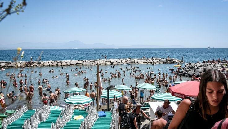 Caro-spiagge, ombrellone e lettini fino a 75 euro: rabbia al mare per i nuovi rincari