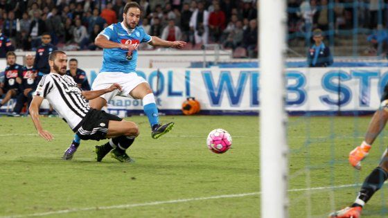 Napoli-Juventus 2-1: Insigne e Higuain gol, bianconeri quasi fuori dalla lotta scudetto