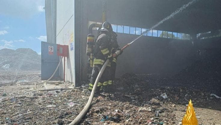 Incendio in deposito rifiuti nel Barese: vigili del fuoco al lavoro per quattro ore. Danni ingenti