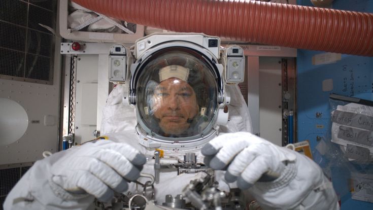 Parmitano al microscopio. "Così la scienza in orbita diventa progresso sulla Terra"