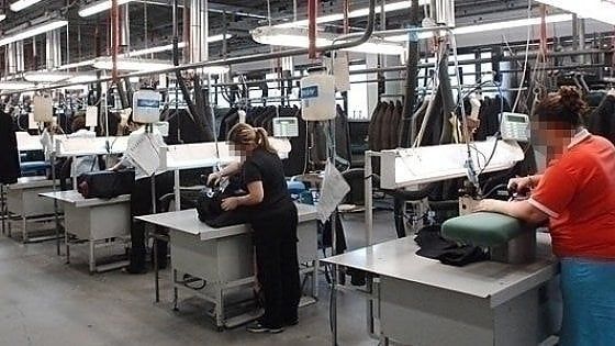 Mano incastrata in un macchinario, operaia ferita nel Biellese