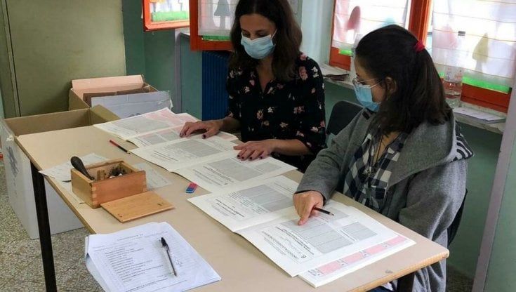 Elezioni a Viterbo, dopo 5 giorni lo spoglio è ancora incompleto: Covid e assenteismo impediscono di chiudere il conteggio