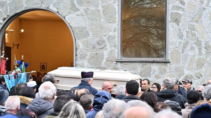 Il dolore per Eleonora, all’ultimo saluto anche i genitori di Lorenzo