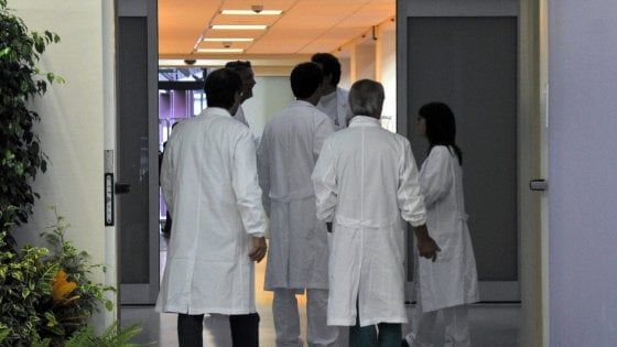 Sanità, a Parma 526 assunzioni ma la Regione pensa di reclutare i medici pensionati