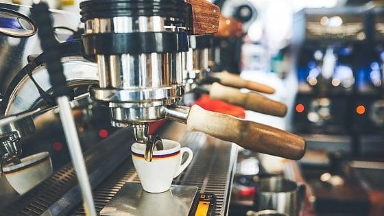 Caffè al bar, quanto ci manchi. Le torrefazioni perdono più di 300 milioni