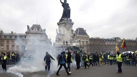 Gilet gialli, a Parigi cariche della polizia sui "casseur"