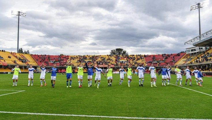 Serie B, il Pisa pareggia ma resta in vetta, Brescia espugna Benevento. Tris del Lecce, ok il Monza