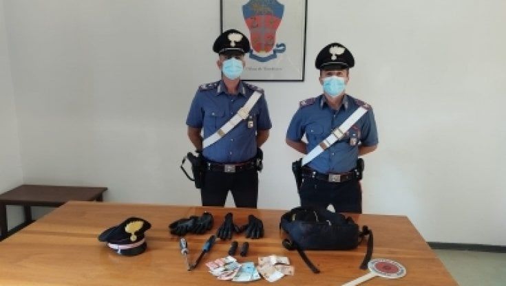 Fugge dopo un furto in appartamento ma resta infilzato nella cancellata: ladro arrestato 